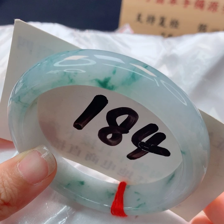 翡翠手镯未镶嵌糖**?飘花