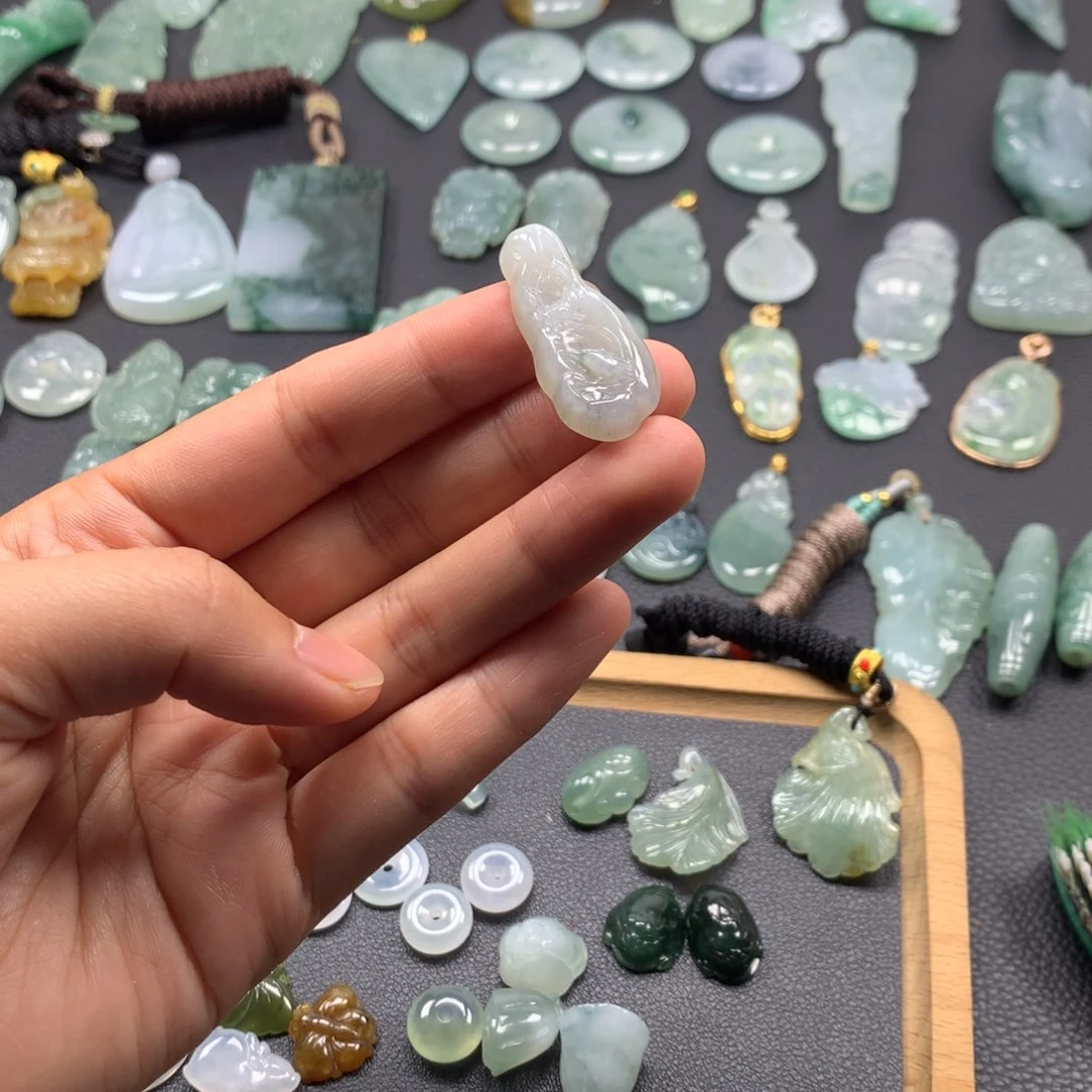 翡翠颈饰未镶嵌喜上眉梢