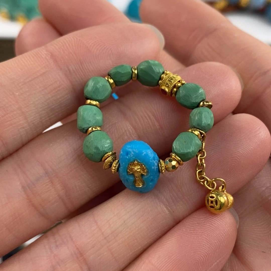 绿松石未镶嵌。戒指