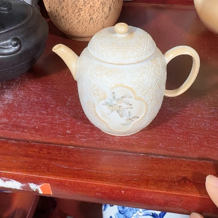 主人杯一个，瓷。。品茗