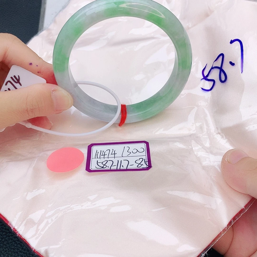 翡翠手镯未镶嵌翡翠