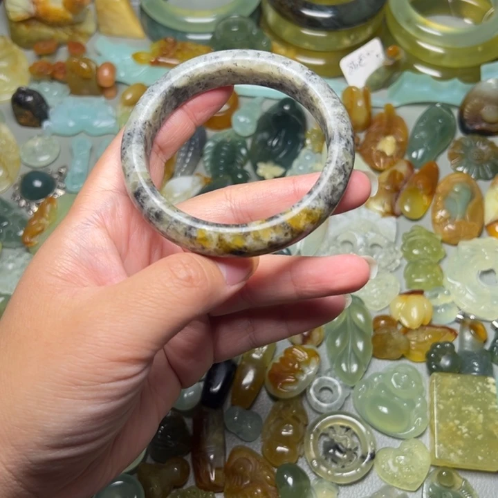 蛇纹石玉未镶嵌微瑕