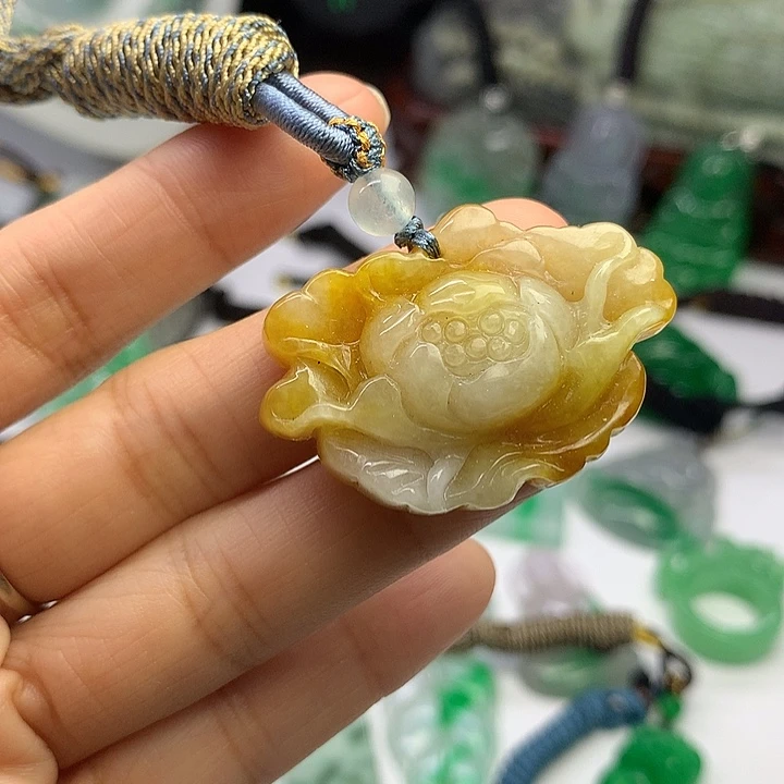 翡翠未镶嵌吊坠(赠链)