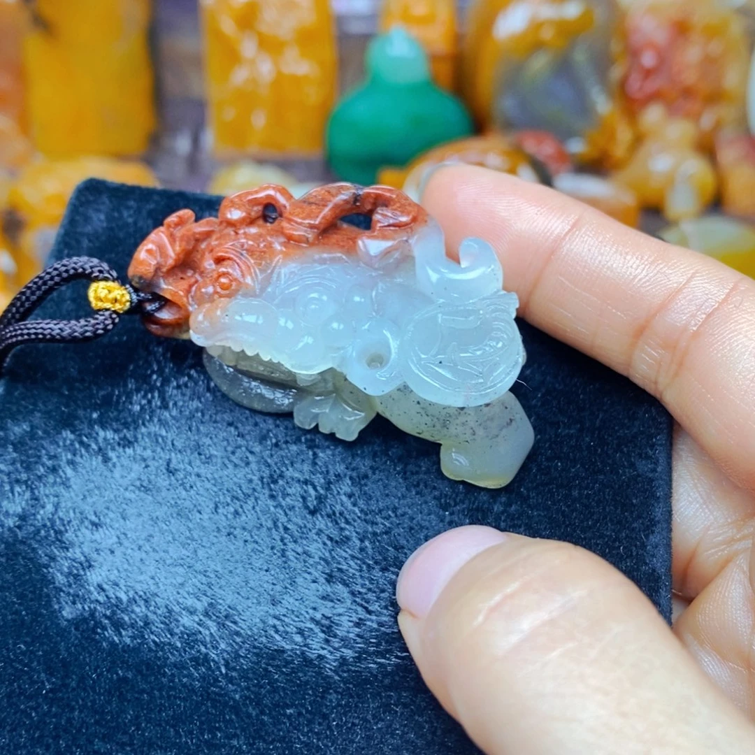 未镶嵌石英质玉（黄龙玉）颈饰