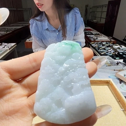 翡翠未镶嵌颈饰一个