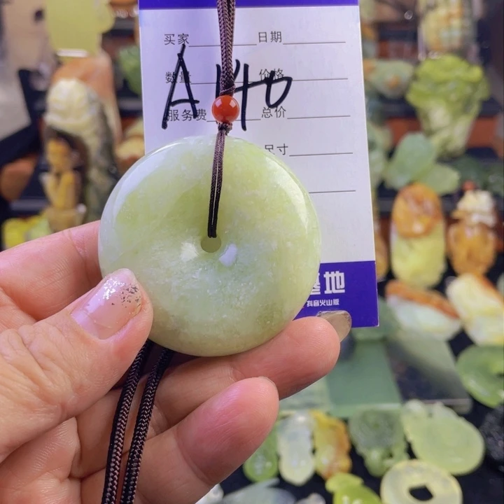 蛇纹石玉颈饰合金