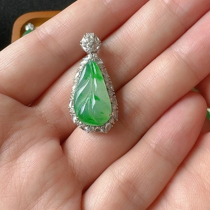 翡翠18K金镶嵌颈饰吊坠