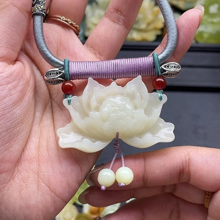 蛇纹石玉吊坠合金