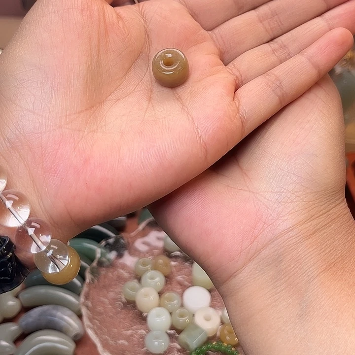 淡***！和田玉未镶嵌颈饰