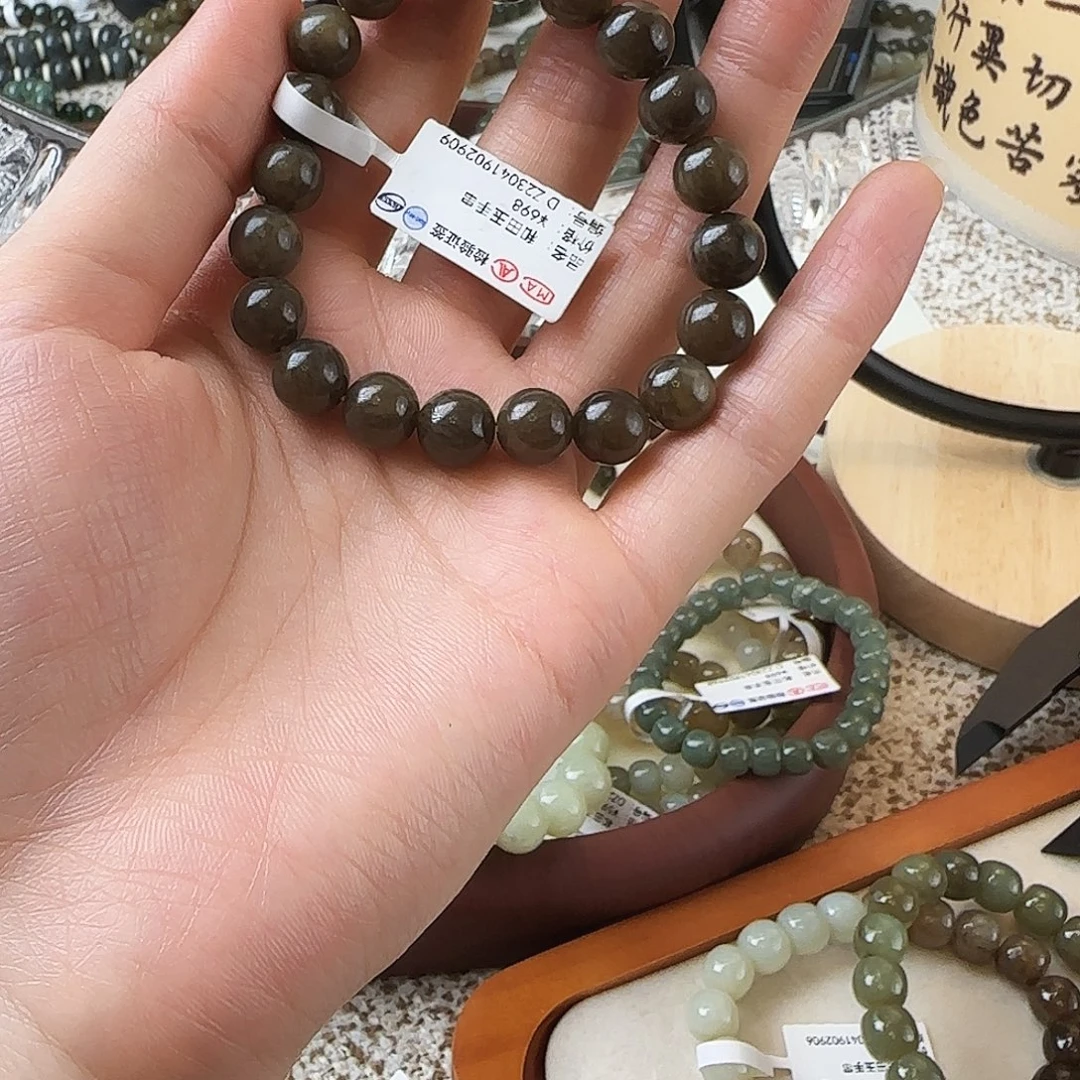 弯***强和田玉未镶嵌手链