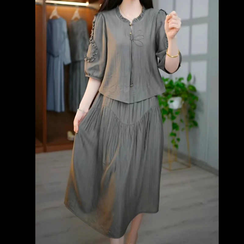 2025新款连衣裙气质显瘦洋气减龄时尚优雅收腰遮肉简约大气中长款