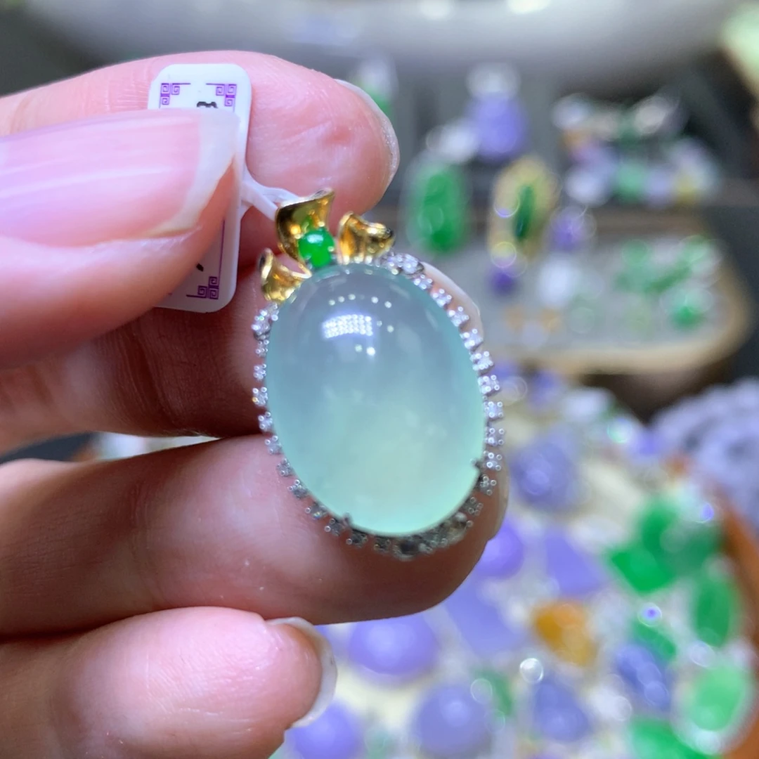 【闪购商品】翡翠颈饰18K金镶嵌翡翠吊坠项链