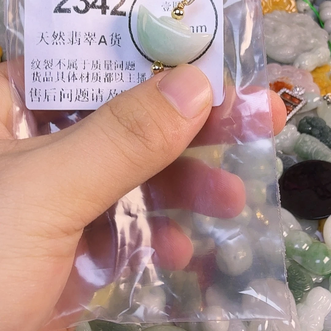 翡翠未镶嵌颈饰hhh