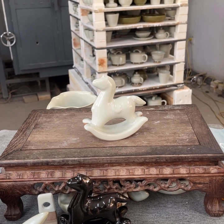 摆件月白釉摇摇马