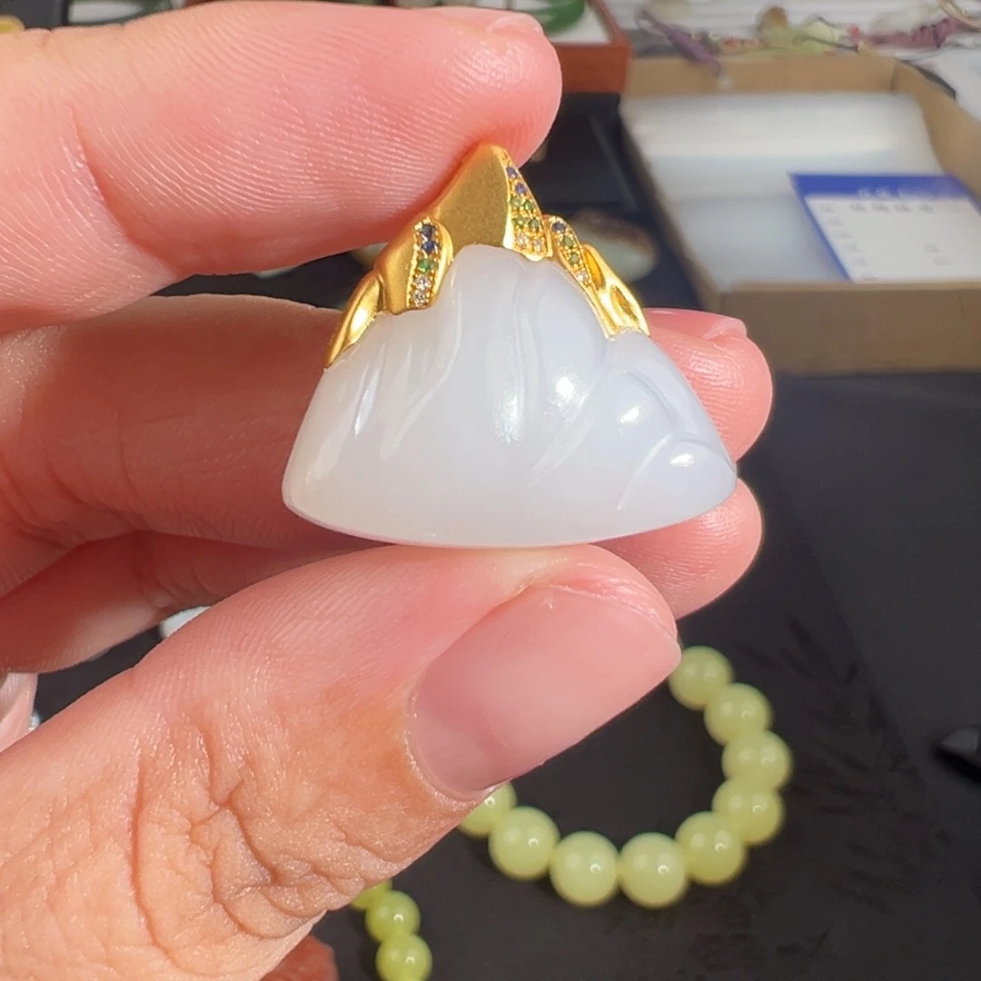 颈饰18K金镶嵌和田玉（白玉）老料白玉立体小山吊坠