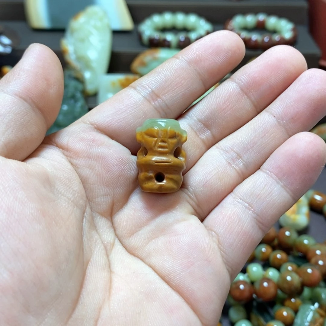 透闪石质玉未镶嵌挂件中*版挂件