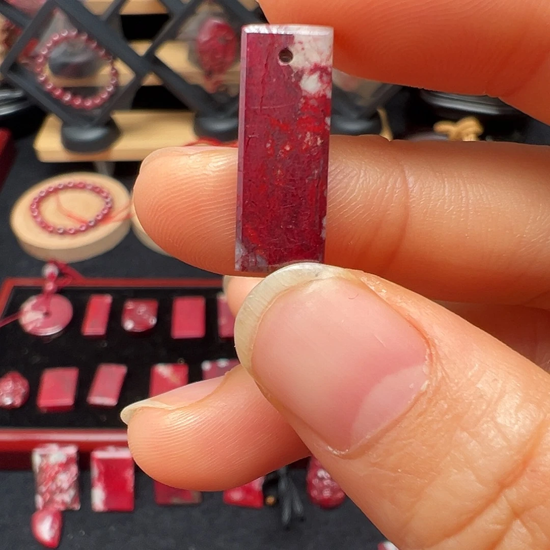 天然辰砂天然朱砂原矿吊坠