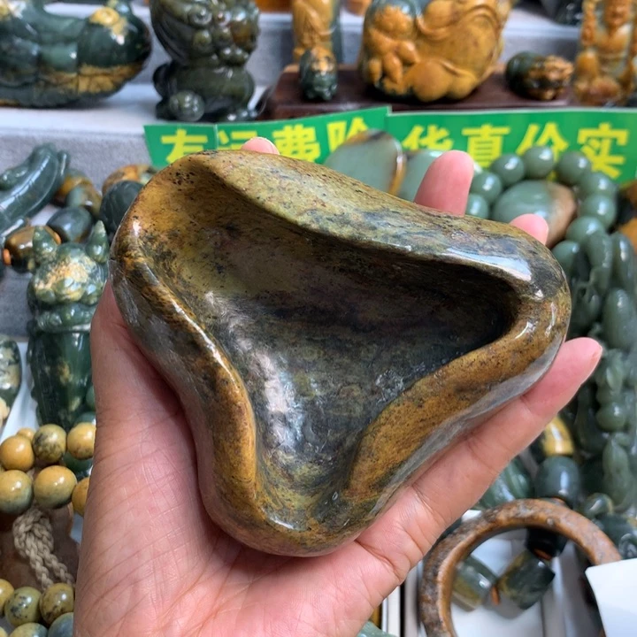 岫岩河磨玉（透闪石质玉）未镶嵌把件风*云