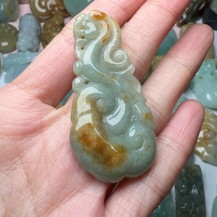 翡翠未镶嵌颈饰如意