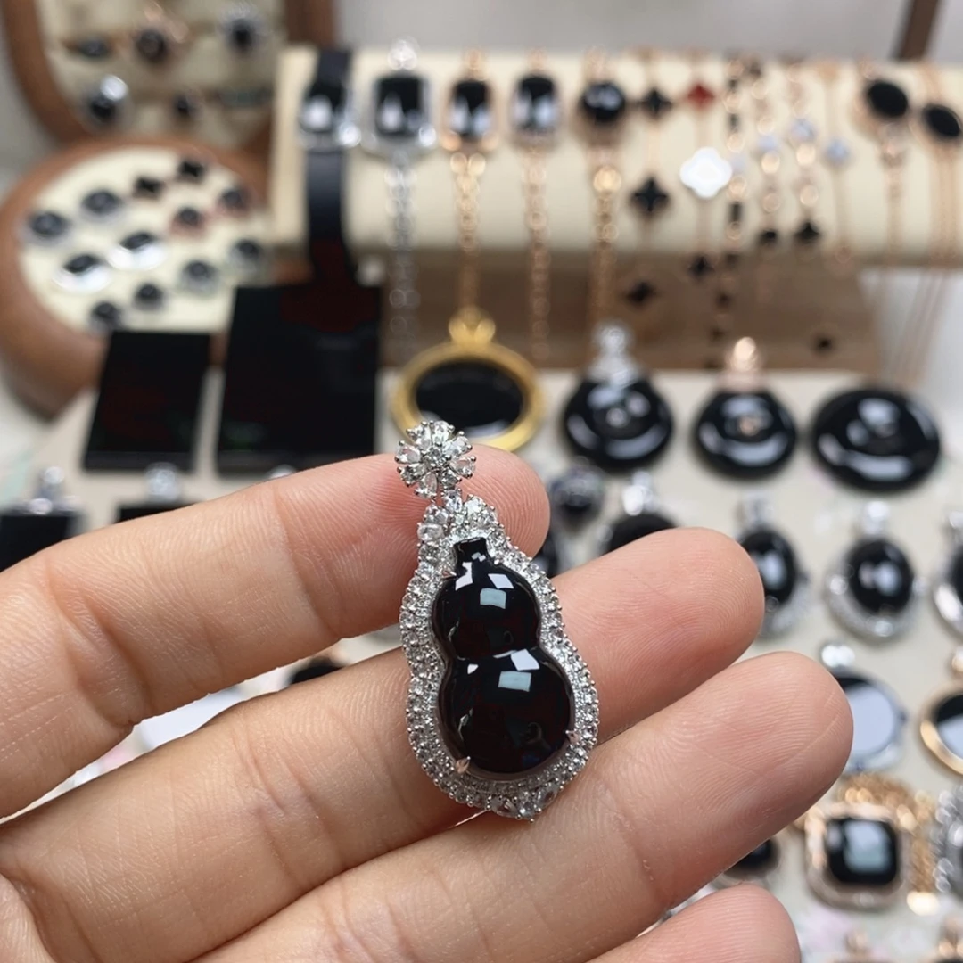 翡翠18K金镶嵌颈饰