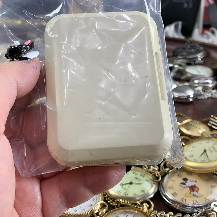 钓***梅石英座钟自行换电池