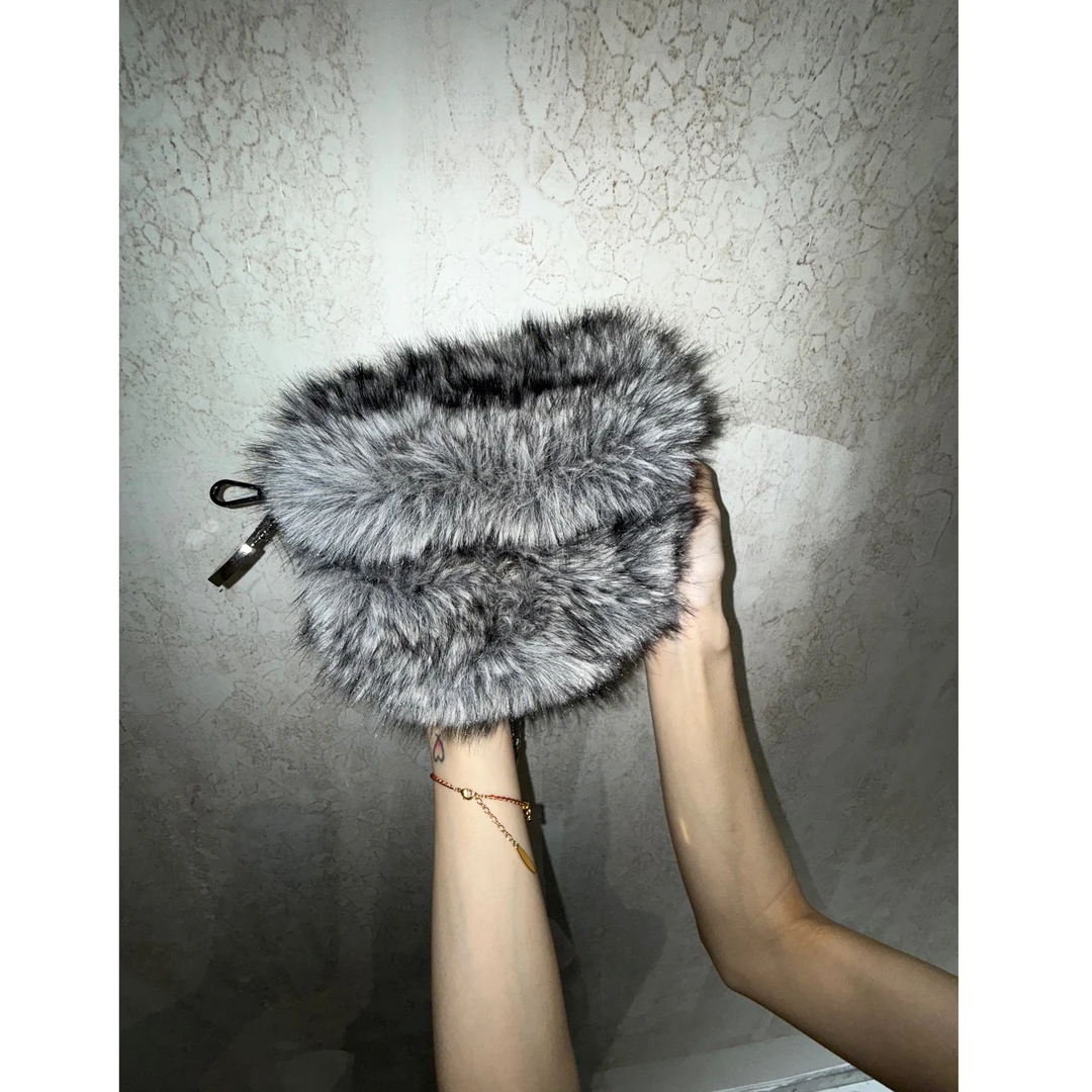 Fearless”满满*亚裔废土五金扣渐变毛毛无肩带小挂包