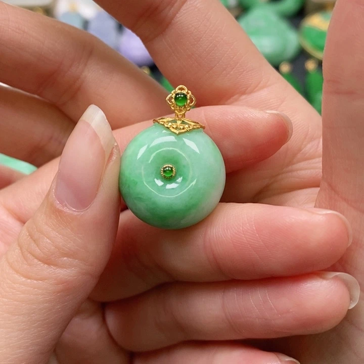 翡翠颈饰未镶嵌吊坠