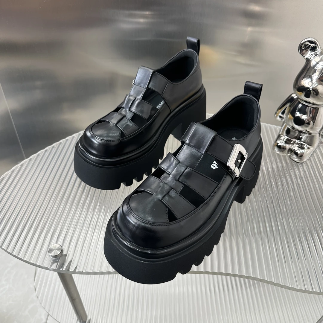 英伦风胎牛皮松糕包头厚底猪笼鞋女2025新款超火真皮镂空罗马凉鞋