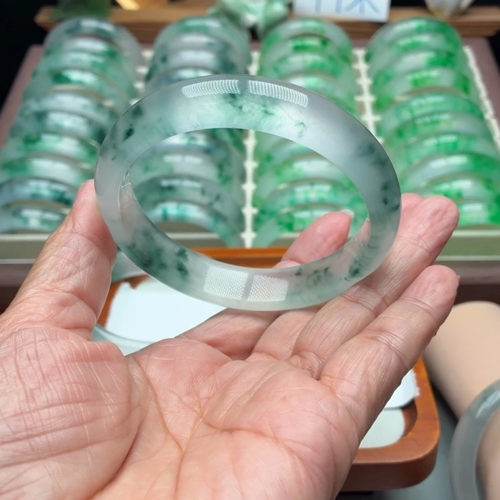 L****石英质玉未镶嵌手镯