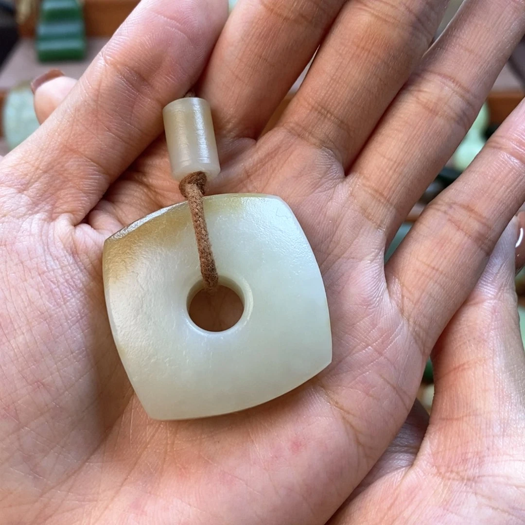 和田玉（糖玉）颈饰未镶嵌遇***栯换绳子