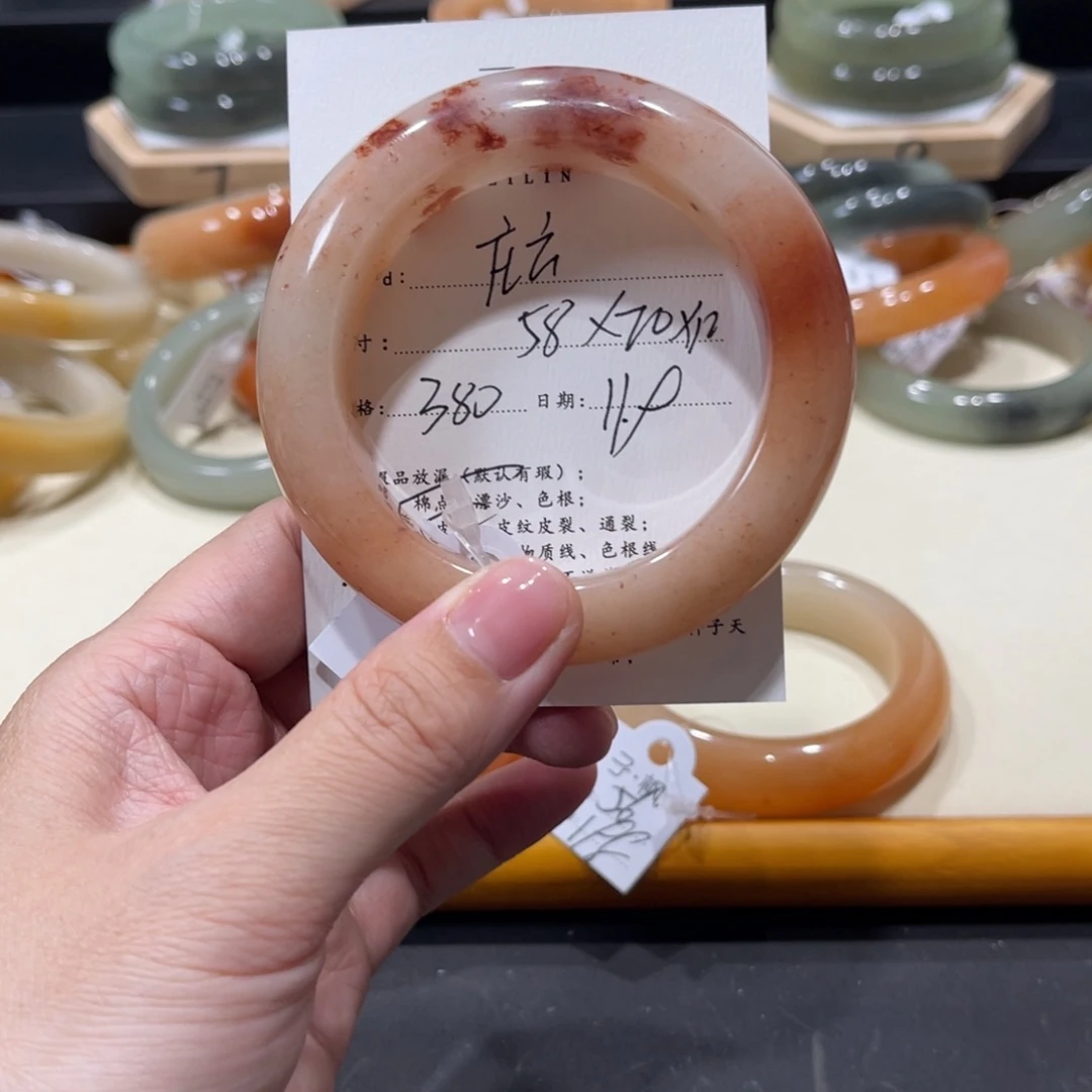 未镶嵌手镯石英质玉庄*?