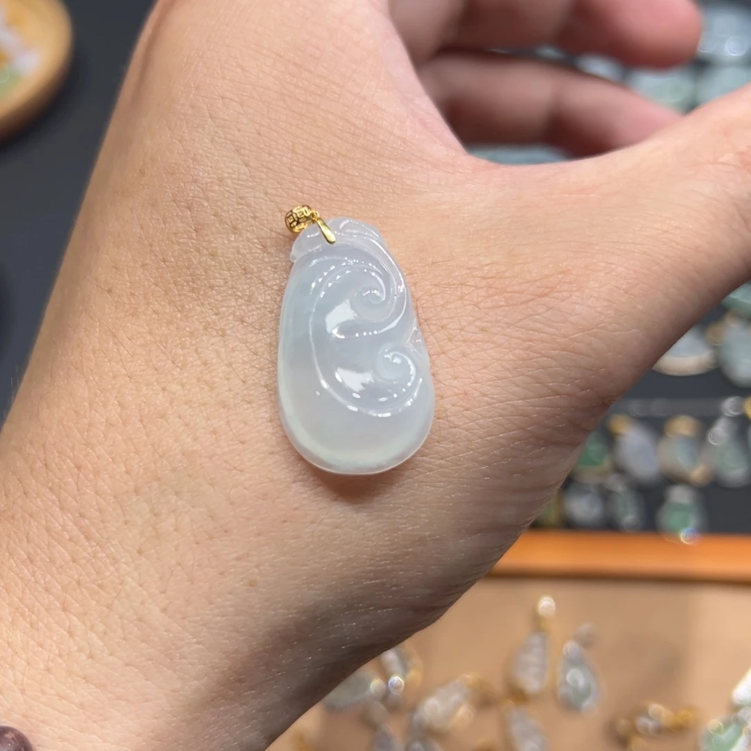 翡翠18K金镶嵌颈饰如意