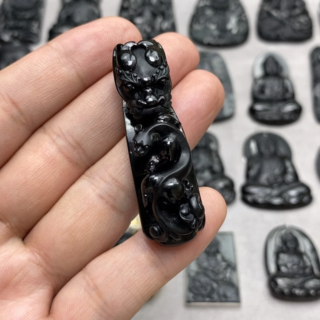 翡翠未镶嵌颈饰龙勾