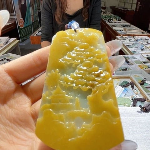 翡翠未镶嵌颈饰一个