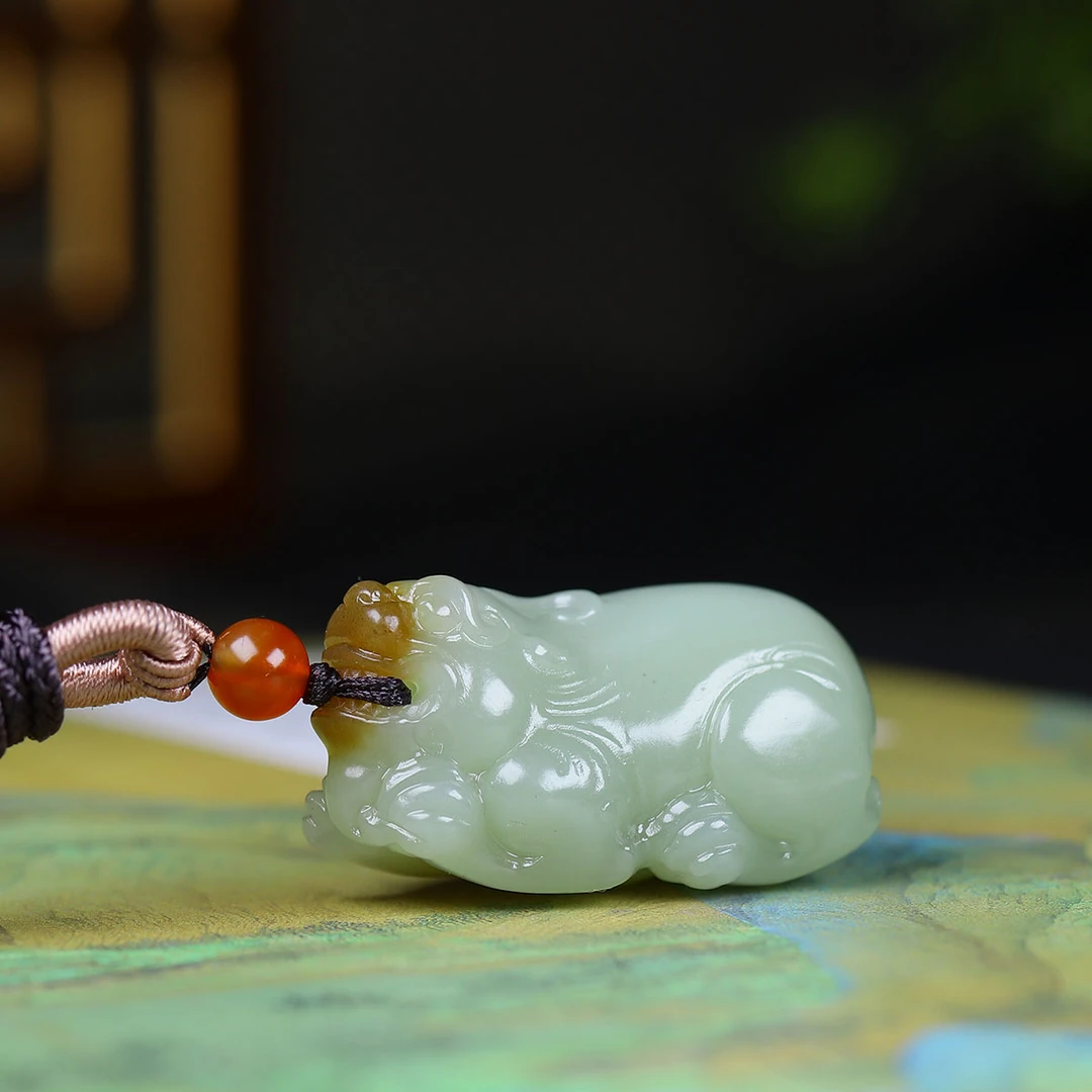 112812和田玉且末料貔貅挂件