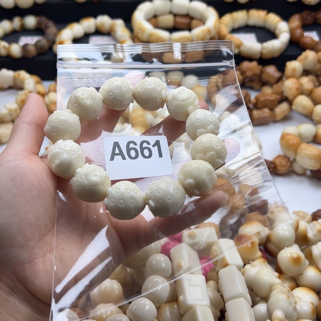 吊坠白玉菩提?半壁色