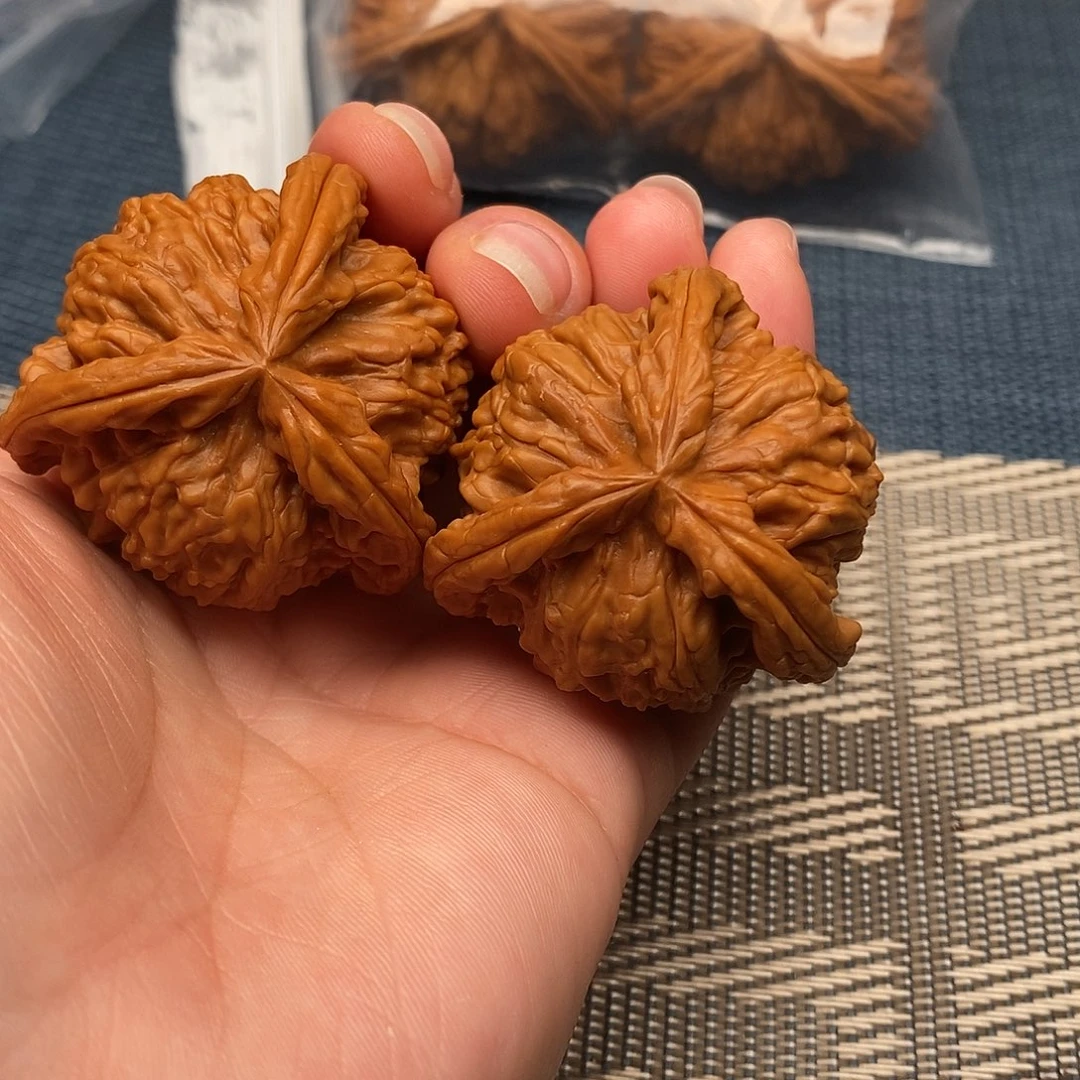 自***在文玩核桃吊坠三棱