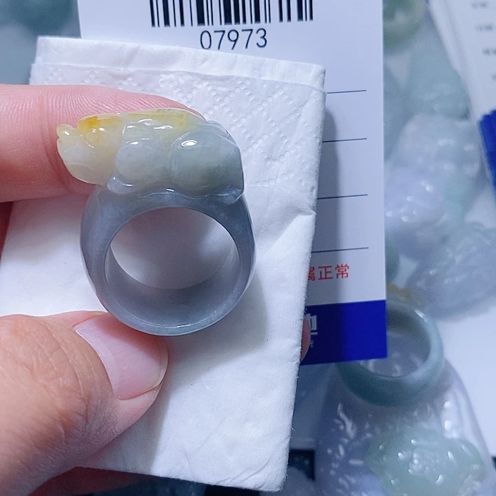 翡翠未镶嵌颈饰上