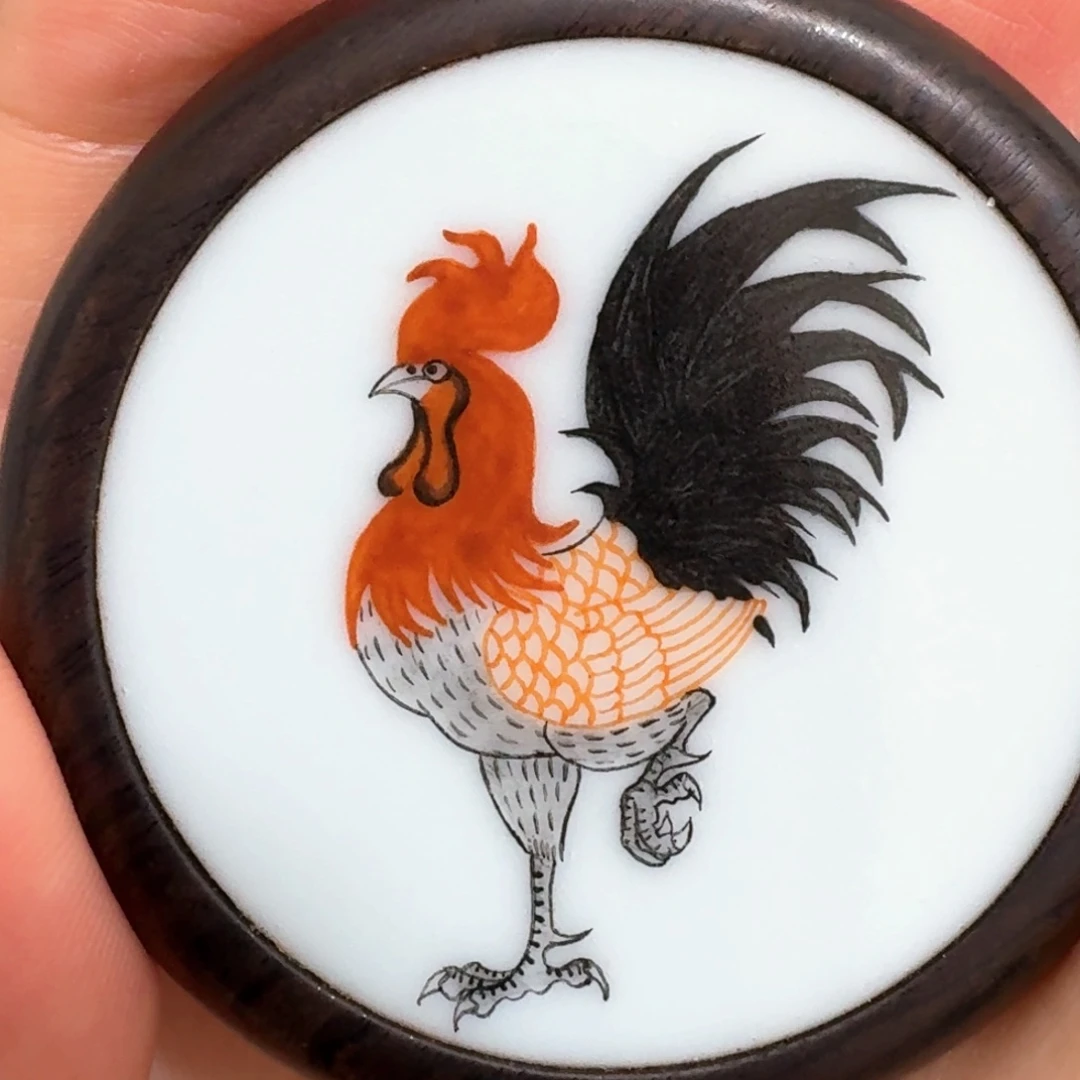 瓷片朱*高粉彩鸡挂件一个