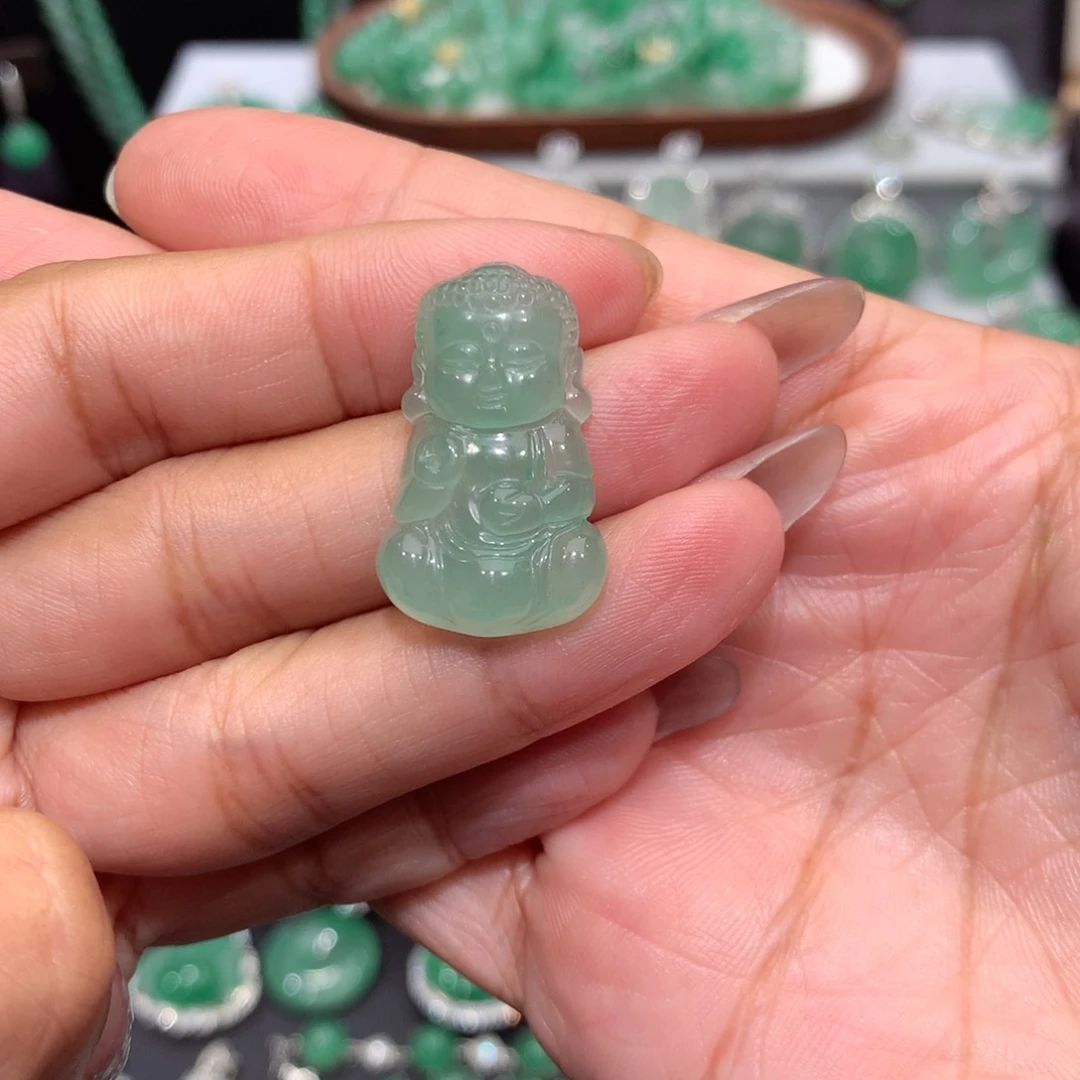 颈饰未镶嵌石英质玉（非洲翠）