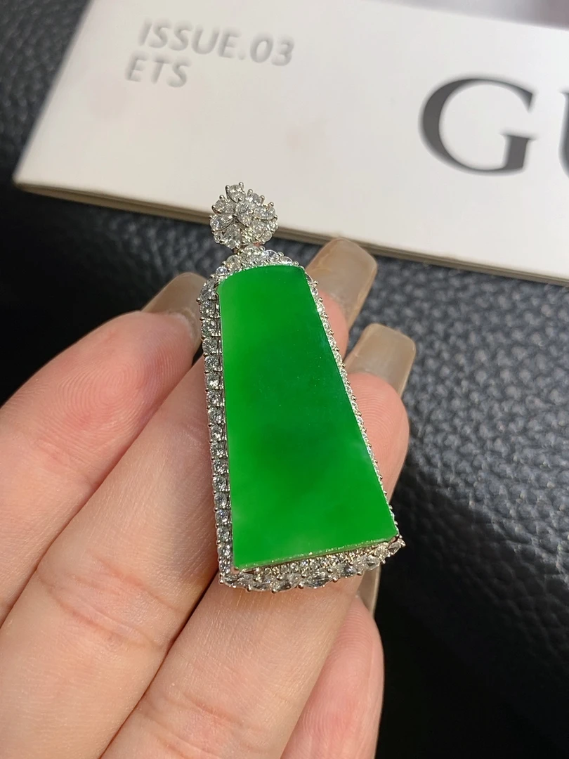 【伊玥珠宝】阳绿无事牌吊坠 分单总额88000