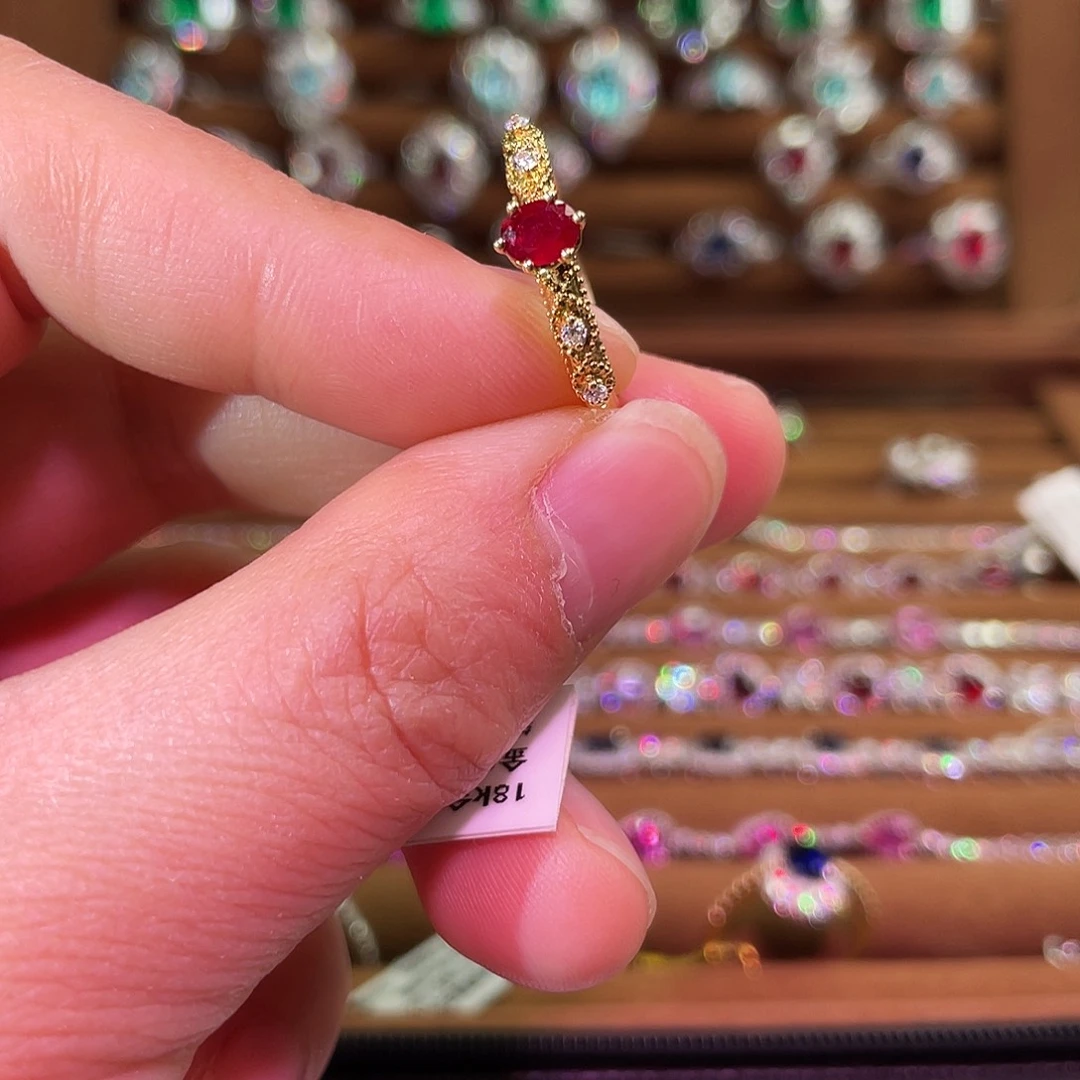 红宝石戒指18K金镶嵌