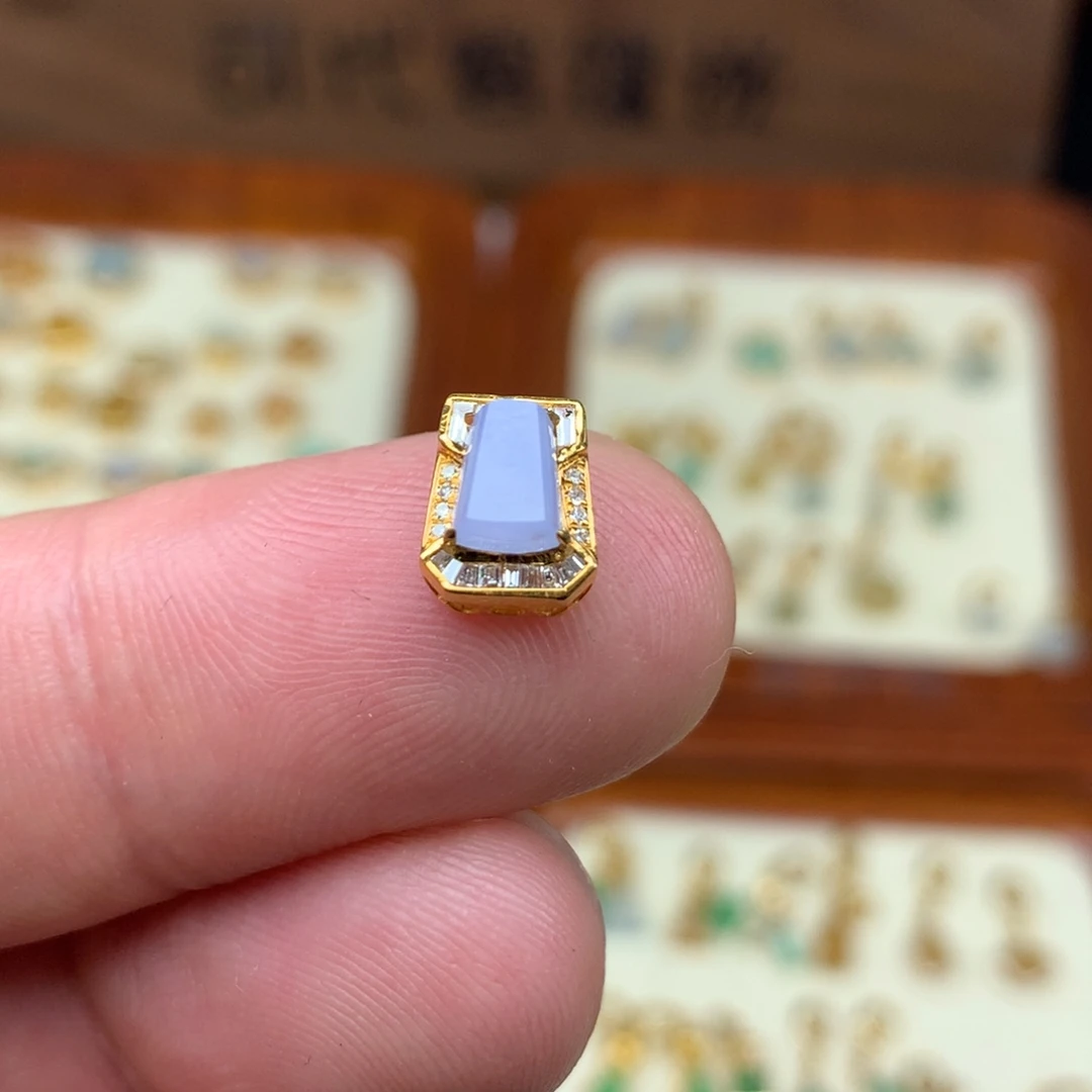 翡翠18K金镶嵌颈饰无事牌
