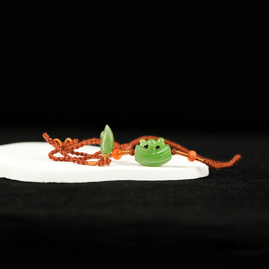 和田玉苹果绿万物生素吊坠  H17730