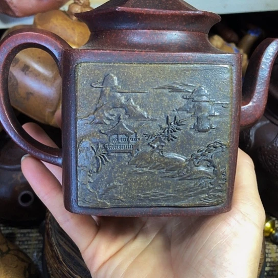 茶壶紫砂原矿泥料手工制作的一把紫砂壶。
