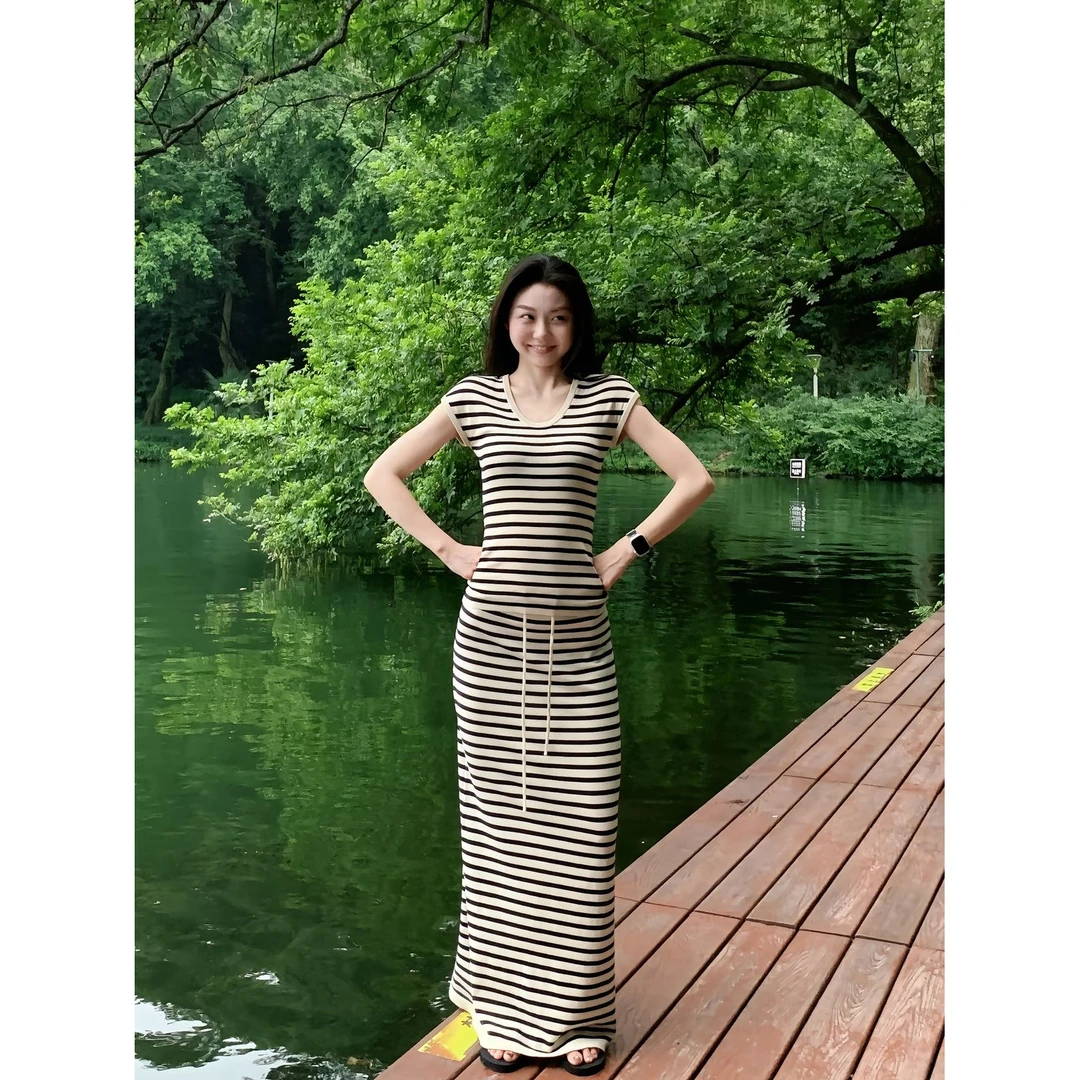 现货 2025夏季新款百搭卡布奇诺休闲简约慵懒风条纹U领短袖两件套