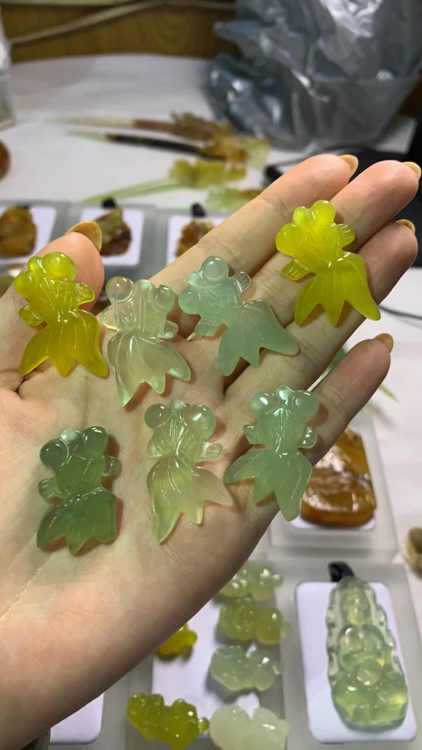 蛇纹石玉金鱼吊坠