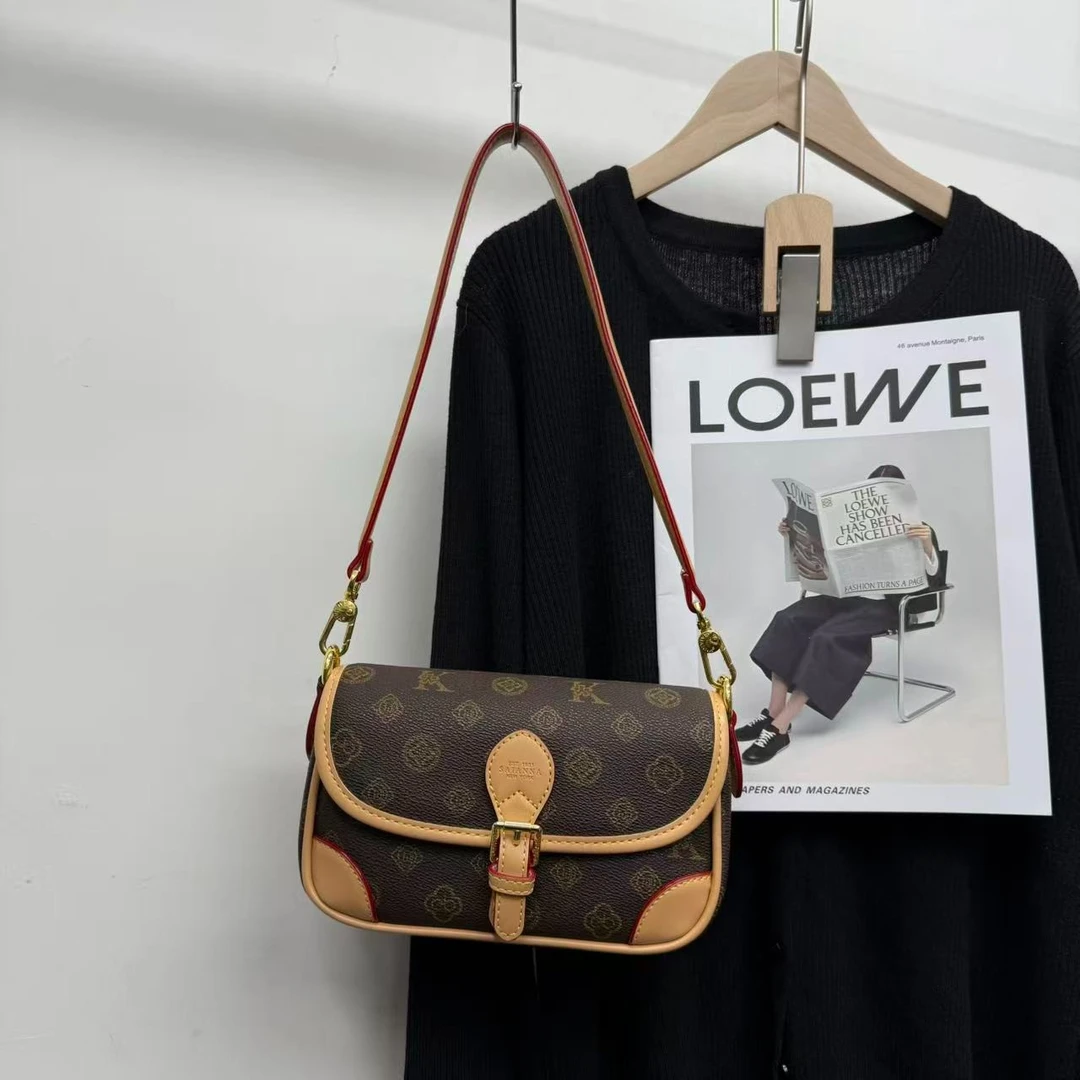 赛安娜【6001】字母杏法棍秋冬新款百搭单肩斜挎包【宽22高14】