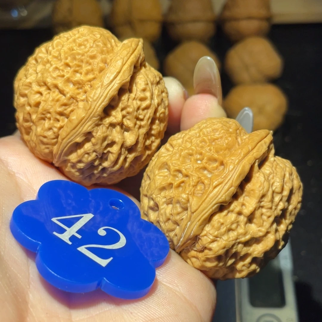 包***、铁狮子42尺寸核桃。