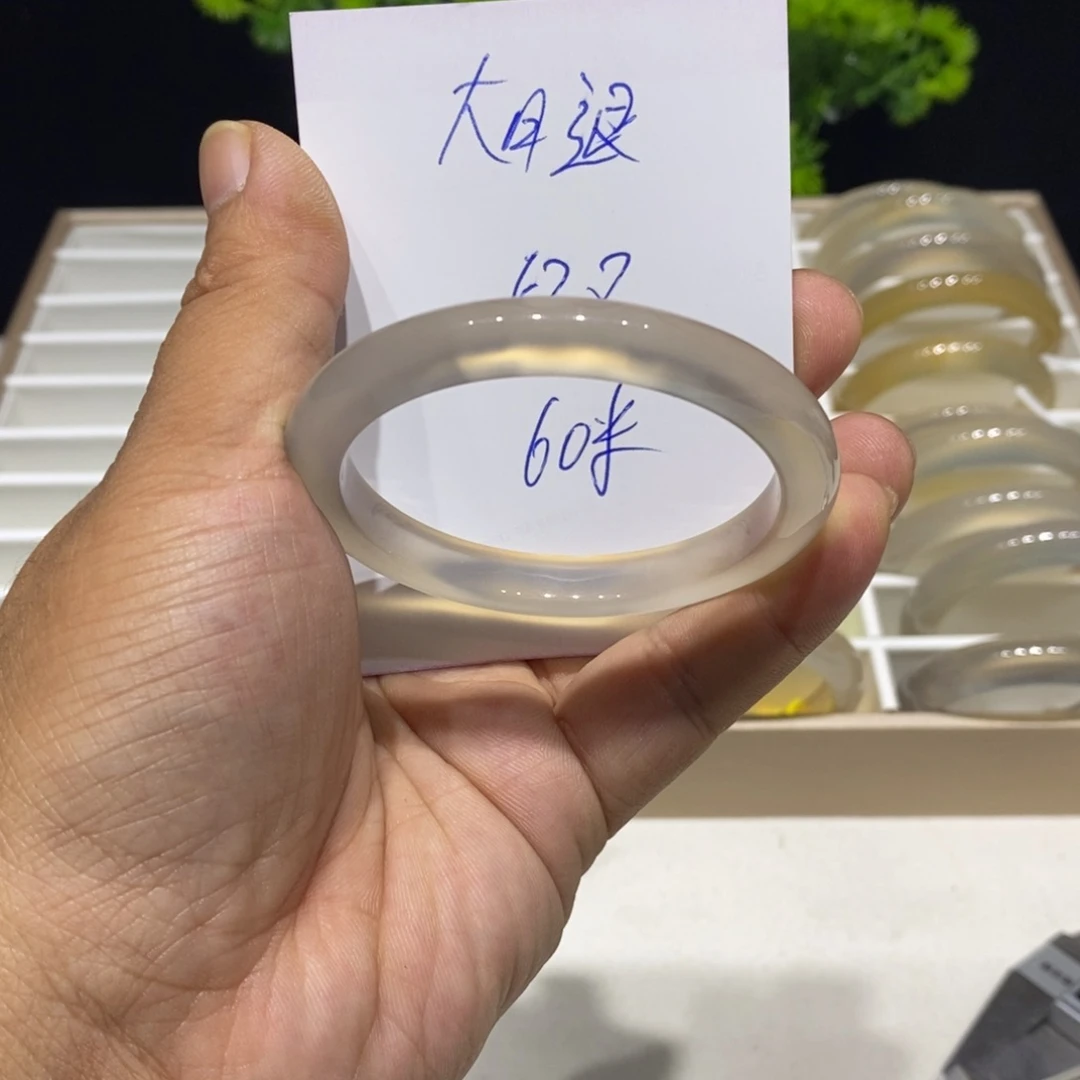 你***哦玛瑙/玉髓未镶嵌手镯